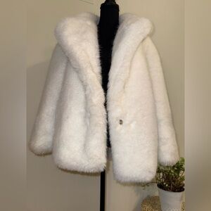 Elegant White Faux Fur Coat Laseti size S